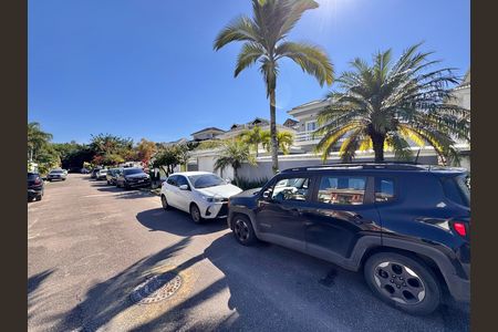 Casa de condomínio à venda com 310m², 4 quartos e 3 vagas Casa de condomínio à venda com 310m², 4 quartos e 3 vagasFachada