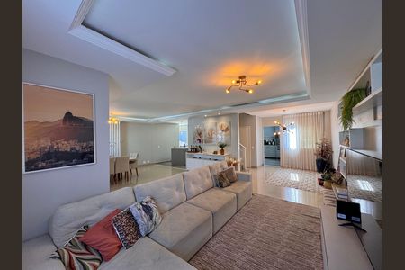 Casa de condomínio à venda com 310m², 4 quartos e 3 vagas Casa de condomínio à venda com 310m², 4 quartos e 3 vagasSala