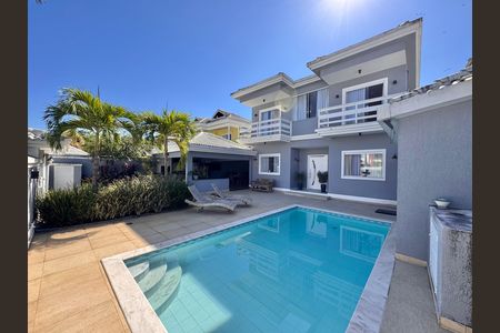 Casa de condomínio à venda com 310m², 4 quartos e 3 vagas Casa de condomínio à venda com 310m², 4 quartos e 3 vagasÁrea externa