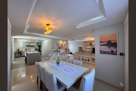 Casa de condomínio à venda com 310m², 4 quartos e 3 vagas Casa de condomínio à venda com 310m², 4 quartos e 3 vagasSala