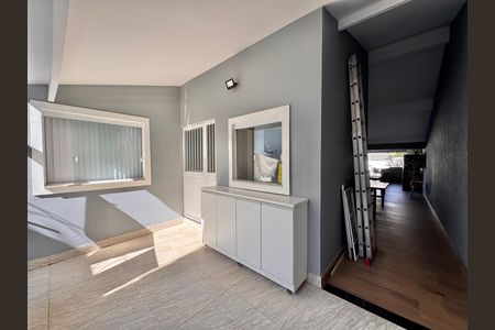 Casa de condomínio à venda com 310m², 4 quartos e 3 vagas Casa de condomínio à venda com 310m², 4 quartos e 3 vagasÁrea externa