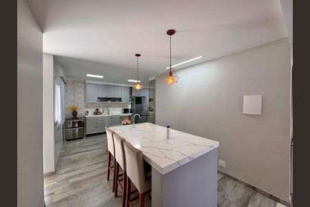 Casa de condomínio à venda com 310m², 4 quartos e 3 vagas Casa de condomínio à venda com 310m², 4 quartos e 3 vagasCozinha