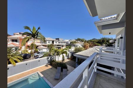Casa de condomínio à venda com 310m², 4 quartos e 3 vagas Casa de condomínio à venda com 310m², 4 quartos e 3 vagasSuite 2 - Varanda