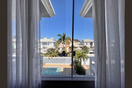 Casa de condomínio à venda com 310m², 4 quartos e 3 vagas Casa de condomínio à venda com 310m², 4 quartos e 3 vagasHall Íntimo / Escritório