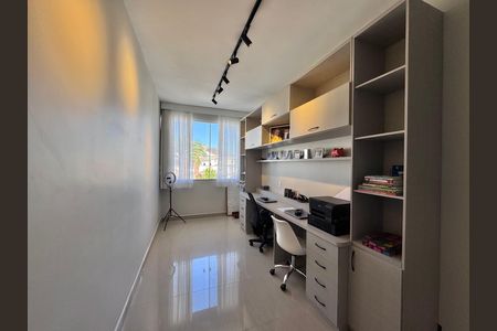Casa de condomínio à venda com 310m², 4 quartos e 3 vagas Casa de condomínio à venda com 310m², 4 quartos e 3 vagasHall Íntimo / Escritório