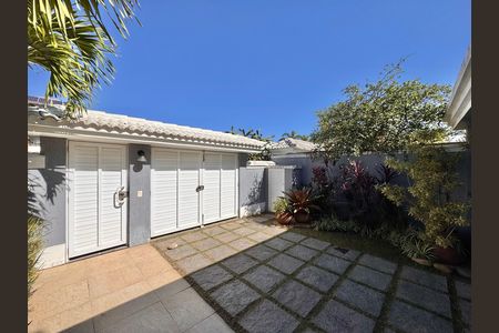 Casa de condomínio à venda com 310m², 4 quartos e 3 vagas Casa de condomínio à venda com 310m², 4 quartos e 3 vagasÁrea externa