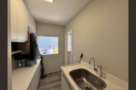 Casa de condomínio à venda com 310m², 4 quartos e 3 vagas Casa de condomínio à venda com 310m², 4 quartos e 3 vagasÁrea de Serviço