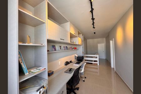 Casa de condomínio à venda com 310m², 4 quartos e 3 vagas Casa de condomínio à venda com 310m², 4 quartos e 3 vagasHall Íntimo / Escritório