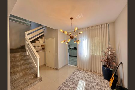 Casa de condomínio à venda com 310m², 4 quartos e 3 vagas Casa de condomínio à venda com 310m², 4 quartos e 3 vagasSala