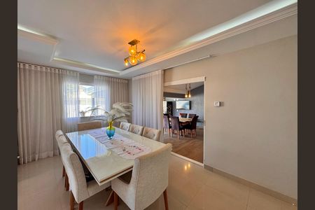 Casa de condomínio à venda com 310m², 4 quartos e 3 vagas Casa de condomínio à venda com 310m², 4 quartos e 3 vagasSala