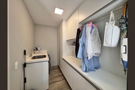 Casa de condomínio à venda com 310m², 4 quartos e 3 vagas Casa de condomínio à venda com 310m², 4 quartos e 3 vagasÁrea de Serviço