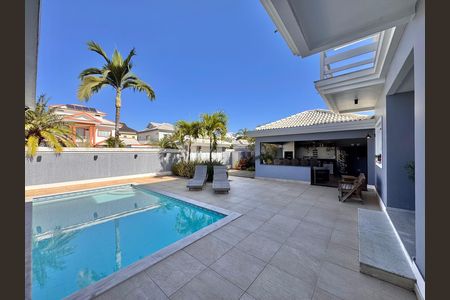 Casa de condomínio à venda com 310m², 4 quartos e 3 vagas Casa de condomínio à venda com 310m², 4 quartos e 3 vagasÁrea externa