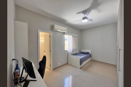 Casa de condomínio à venda com 310m², 4 quartos e 3 vagas Casa de condomínio à venda com 310m², 4 quartos e 3 vagasSuite 3