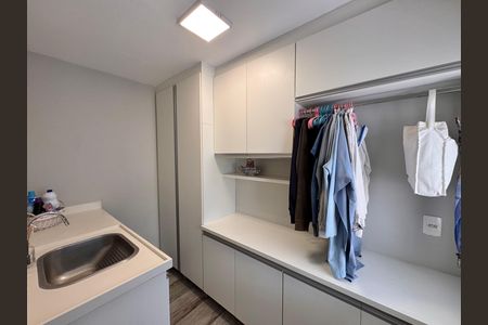 Casa de condomínio à venda com 310m², 4 quartos e 3 vagas Casa de condomínio à venda com 310m², 4 quartos e 3 vagasÁrea de Serviço