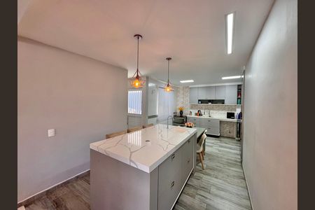Casa de condomínio à venda com 310m², 4 quartos e 3 vagas Casa de condomínio à venda com 310m², 4 quartos e 3 vagasCozinha