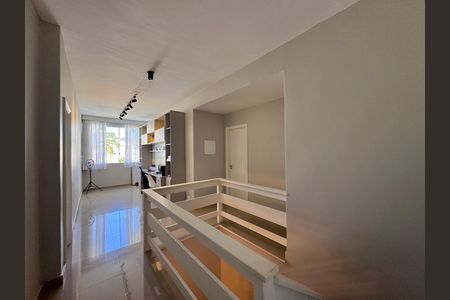 Casa de condomínio à venda com 310m², 4 quartos e 3 vagas Casa de condomínio à venda com 310m², 4 quartos e 3 vagasHall Íntimo / Escritório