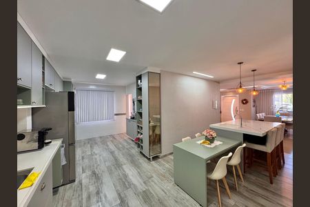 Casa de condomínio à venda com 310m², 4 quartos e 3 vagas Casa de condomínio à venda com 310m², 4 quartos e 3 vagasCozinha