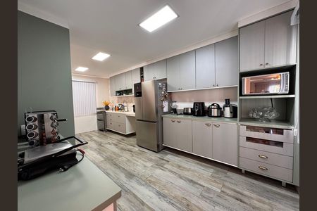 Casa de condomínio à venda com 310m², 4 quartos e 3 vagas Casa de condomínio à venda com 310m², 4 quartos e 3 vagasCozinha