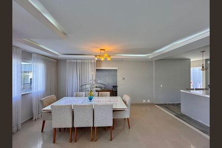 Casa de condomínio à venda com 310m², 4 quartos e 3 vagas Casa de condomínio à venda com 310m², 4 quartos e 3 vagasSala