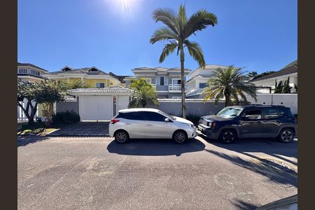 Casa de condomínio à venda com 310m², 4 quartos e 3 vagas Casa de condomínio à venda com 310m², 4 quartos e 3 vagasFachada