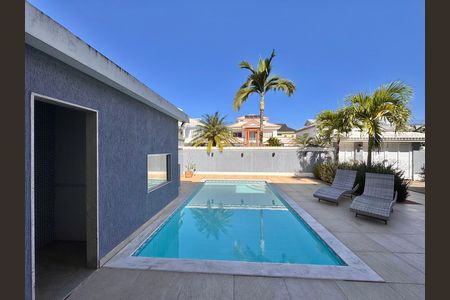 Casa de condomínio à venda com 310m², 4 quartos e 3 vagas Casa de condomínio à venda com 310m², 4 quartos e 3 vagasÁrea externa