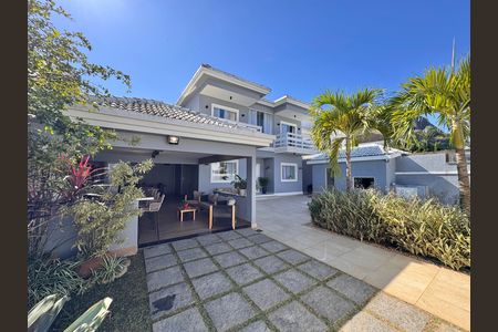 Casa de condomínio à venda com 310m², 4 quartos e 3 vagas Casa de condomínio à venda com 310m², 4 quartos e 3 vagasÁrea externa