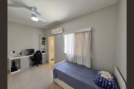 Casa de condomínio à venda com 310m², 4 quartos e 3 vagas Casa de condomínio à venda com 310m², 4 quartos e 3 vagasSuite 3