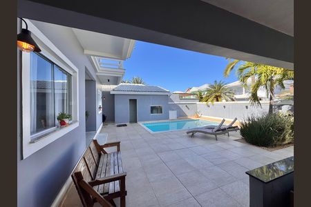 Casa de condomínio à venda com 310m², 4 quartos e 3 vagas Casa de condomínio à venda com 310m², 4 quartos e 3 vagasÁrea externa