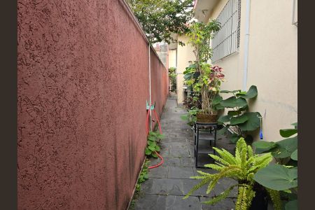 Casa para alugar com 400m², 3 quartos e 3 vagasCorredor acesso a garagem 