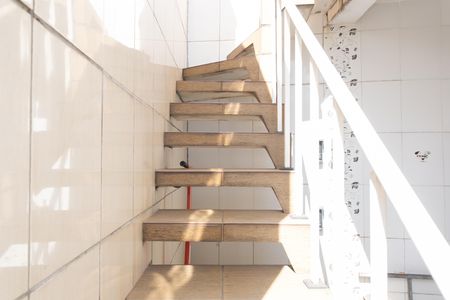 Casa para alugar com 170m², 2 quartos e 2 vagas Casa para alugar com 170m², 2 quartos e 2 vagasEscada