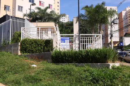 Apartamento para alugar com 32m², 2 quartos e sem vagaPlaca instalada na grade da fachada do condomínio - Código da placa: FEWQ-1360