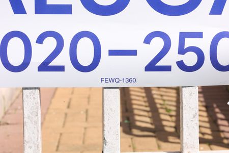 Apartamento para alugar com 32m², 2 quartos e sem vagaPlaca instalada na grade da fachada do condomínio - Código da placa: FEWQ-1360