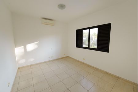 Casa de condomínio para alugar com 363m², 5 quartos e 6 vagasQuarto 2