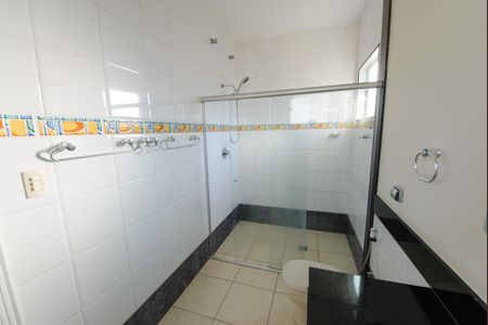Casa de condomínio para alugar com 363m², 5 quartos e 6 vagasBanheiro da Suíte master