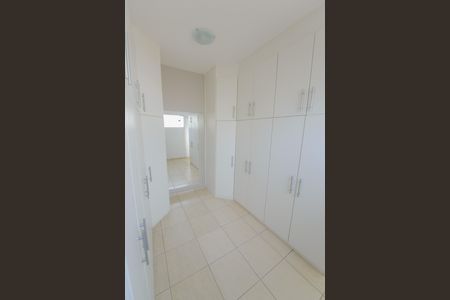 Casa de condomínio para alugar com 363m², 5 quartos e 6 vagasCloset da Suíte master