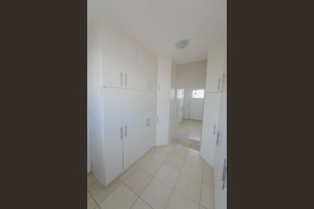 Casa de condomínio para alugar com 363m², 5 quartos e 6 vagasCloset da Suíte master