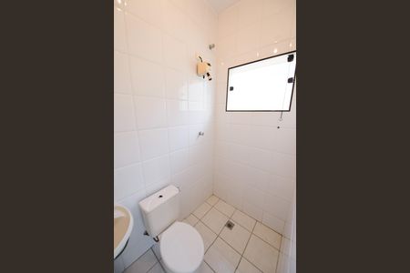 Casa de condomínio para alugar com 363m², 5 quartos e 6 vagasBanheiro de serviço