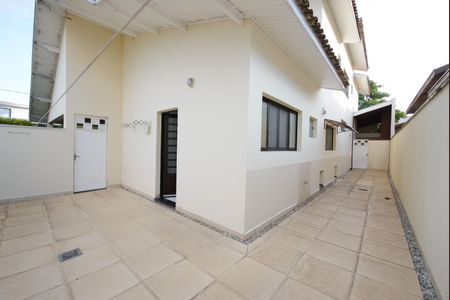 Casa de condomínio para alugar com 363m², 5 quartos e 6 vagasQuintal