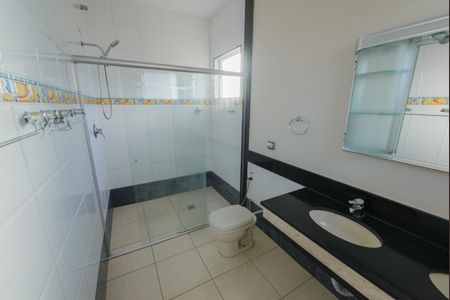Casa de condomínio para alugar com 363m², 5 quartos e 6 vagasBanheiro da Suíte master
