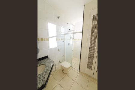 Casa de condomínio para alugar com 363m², 5 quartos e 6 vagasBanheiro Social
