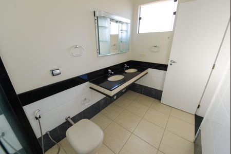 Casa de condomínio para alugar com 363m², 5 quartos e 6 vagasBanheiro da Suíte master