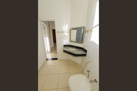 Casa de condomínio para alugar com 363m², 5 quartos e 6 vagasBanheiro Social