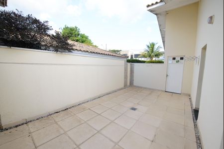 Casa de condomínio para alugar com 363m², 5 quartos e 6 vagasQuintal