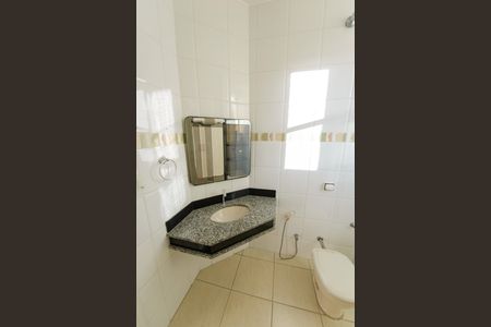 Casa de condomínio para alugar com 363m², 5 quartos e 6 vagasBanheiro Social