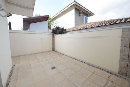 Casa de condomínio para alugar com 363m², 5 quartos e 6 vagasQuintal