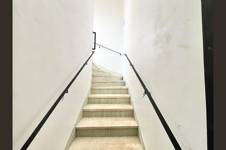 Casa para alugar com 534m², 4 quartos e 12 vagas Casa para alugar com 534m², 4 quartos e 12 vagasEscada