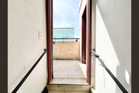 Casa para alugar com 534m², 4 quartos e 12 vagas Casa para alugar com 534m², 4 quartos e 12 vagasEscada