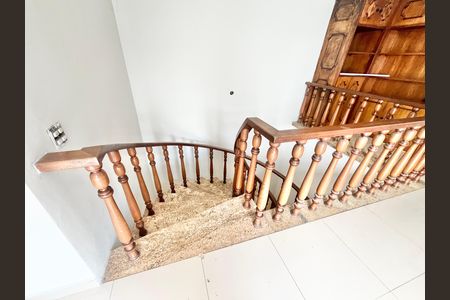 Casa para alugar com 534m², 4 quartos e 12 vagas Casa para alugar com 534m², 4 quartos e 12 vagasEscada