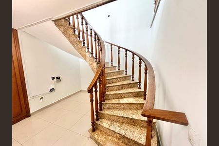 Casa para alugar com 534m², 4 quartos e 12 vagas Casa para alugar com 534m², 4 quartos e 12 vagasEscada