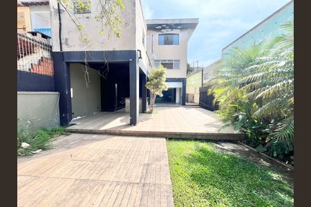 Casa para alugar com 534m², 4 quartos e 12 vagas Casa para alugar com 534m², 4 quartos e 12 vagasQuintal